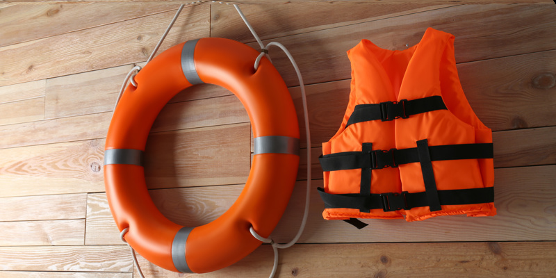 You are currently viewing Essential Boat Safety Tips for Beginners